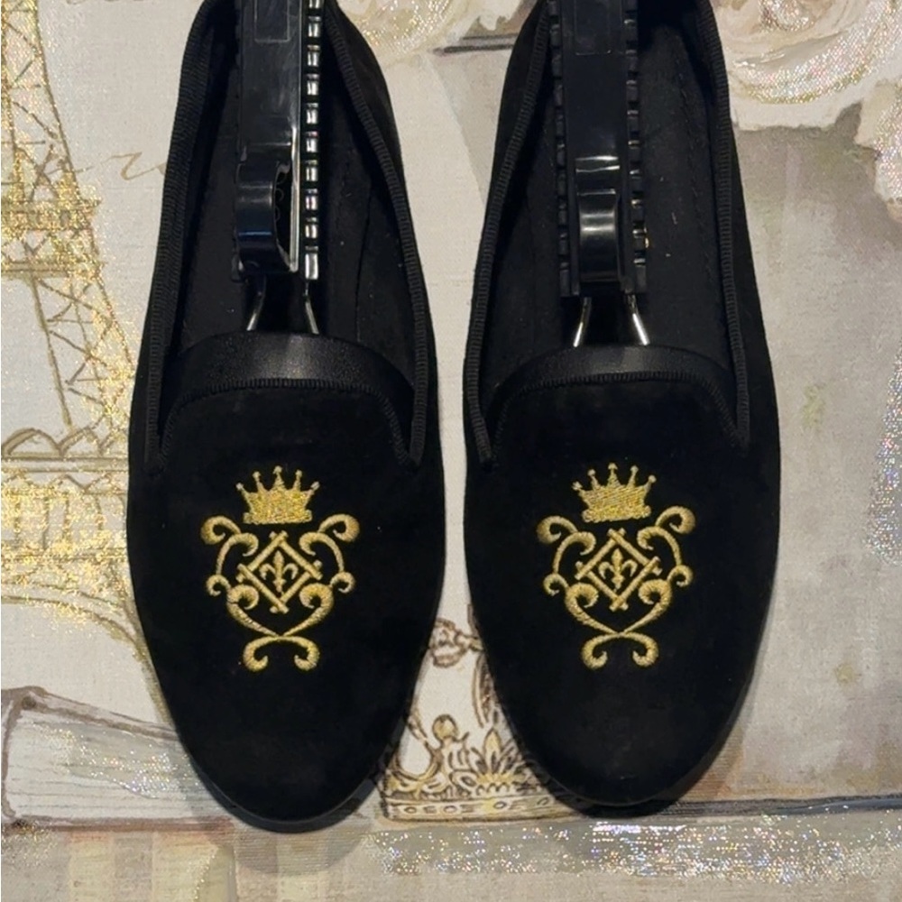 These AEROSOLES loafers feature a luxurious black color size